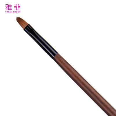Pinceau de maquillage de détail unique à lèvre de marque privée avec manche en bois et poils de martre Kolinsky T23, tendance