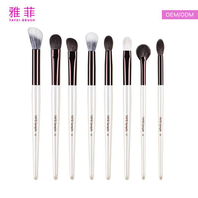 Ensemble polyvalent de pinceaux de maquillage conçu pour appliquer des produits de maquillage en poudre et en liquide avec facilité et précision