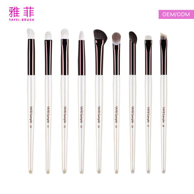 Ensemble complet de pinceaux de maquillage, y compris l'ombrage de base et les pinceaux de lèvres, idéal pour les maquilleurs et les professionnels de la beauté